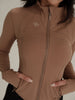 Chaqueta deportiva con detalles - Café claro - ELEMÉ BRAND CO. - Top - “Envío a toda Colombia” “Compra segura en línea” “Tienda de ropa en línea”